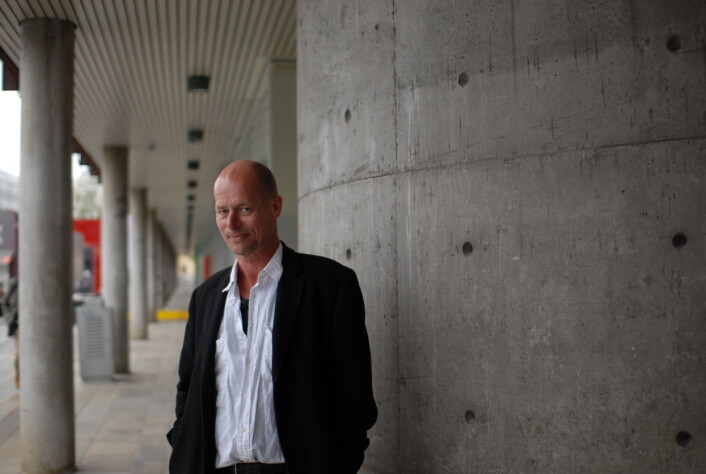 Håkon Gundersen mener norske journalister har godt av å komme seg ut av redaksjonene og møte dem de intervjuer. Ikke <br>minst har språket godt av det. Foto: Martin Huseby Jensen Håkon Gundersen mener norske journalister har godt av å komme seg ut av redaksjonene og møte dem de intervjuer. Ikke <br>minst har språket godt av det. Foto: Martin Huseby Jensen
