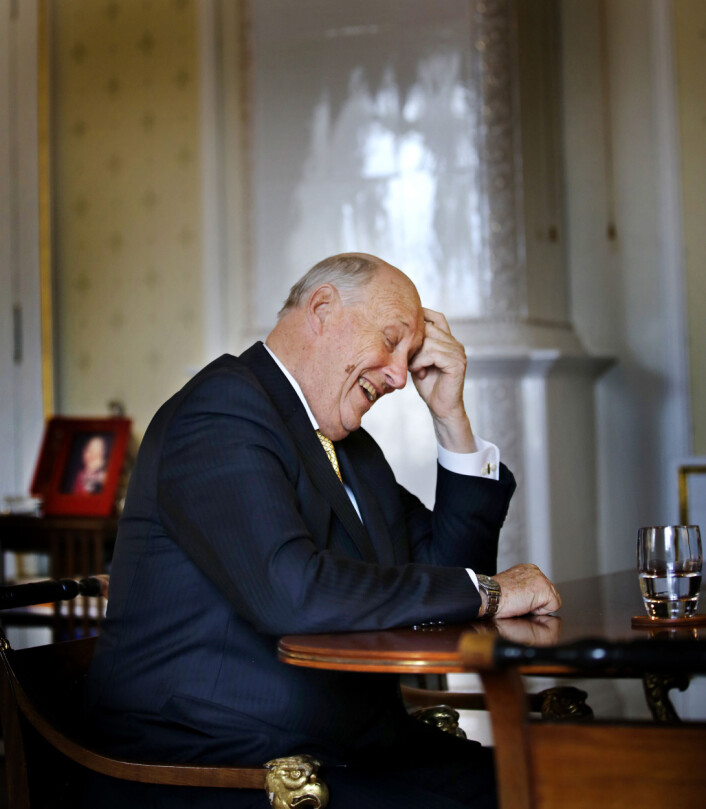Kong Harald, fotografert på Slottet, til et jubileumsintervju i Aftenosten A-magasinet. Foto: Tom A. Kolstad, Aftenposten. Kong Harald, fotografert på Slottet, til et jubileumsintervju i Aftenosten A-magasinet. Foto: Tom A. Kolstad, Aftenposten.