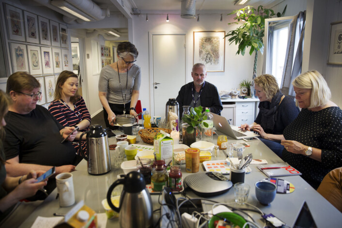 Lunsj og ventetid. F.v. Rolf Johansen, 1.nestleder i NRKJ, Mari Rollag Evensen, NRKJ styret og forhandlingsutvalg, Anne Berit Larsen, organisasjonssekretær, Stein Larsen, rådgiver og advokat i NJ, Elin Nykaas, advokat i NJ og Berit Rekaa, i NRKJ styret og forhandlingsutvalget. Foto: Andrea Gjestvang Lunsj og ventetid. F.v. Rolf Johansen, 1.nestleder i NRKJ, Mari Rollag Evensen, NRKJ styret og forhandlingsutvalg, Anne Berit Larsen, organisasjonssekretær, Stein Larsen, rådgiver og advokat i NJ, Elin Nykaas, advokat i NJ og Berit Rekaa, i NRKJ styret og forhandlingsutvalget. Foto: Andrea Gjestvang