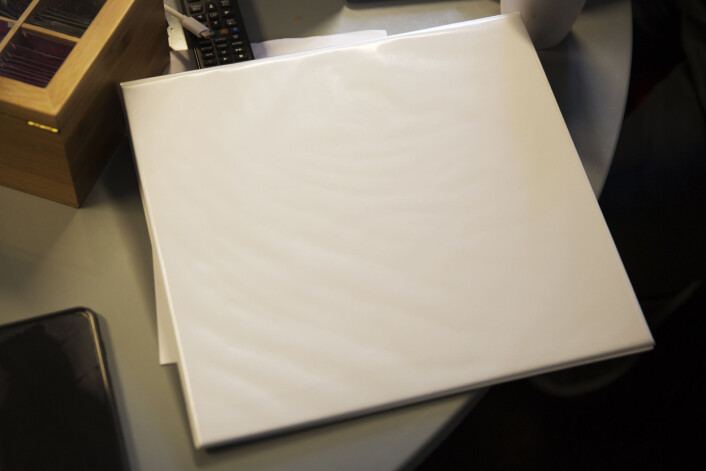 I denne hvite plastpermen ligger kravet fra NRKJ til ledelsen. Foto: Andrea Gjestvang I denne hvite plastpermen ligger kravet fra NRKJ til ledelsen. Foto: Andrea Gjestvang