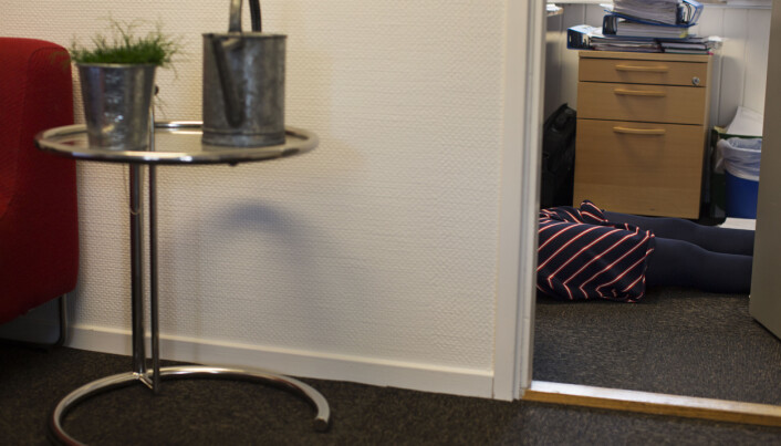 Ventetiden brukes også til å ta en strekk - på gulvet i NRKJ sine møtelokaler. Foto: Andrea Gjestvang Ventetiden brukes også til å ta en strekk - på gulvet i NRKJ sine møtelokaler. Foto: Andrea Gjestvang