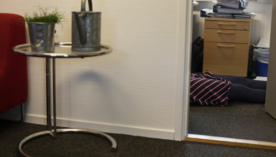 Ventetiden brukes også til å ta en strekk - på gulvet i NRKJ sine møtelokaler. Foto: Andrea Gjestvang