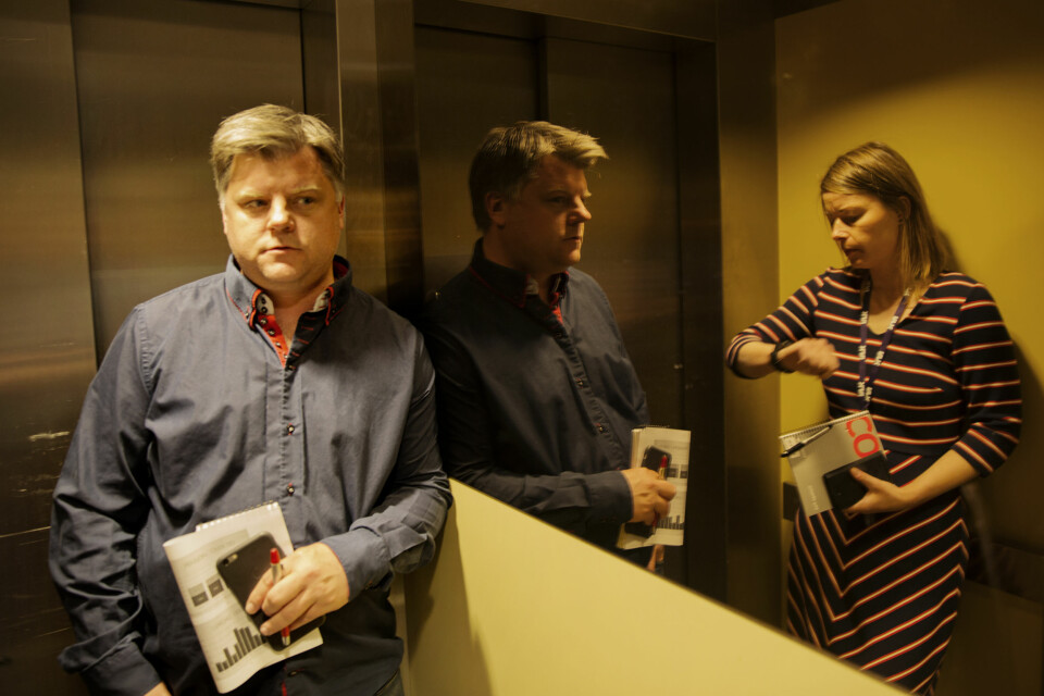 Snart på overtid. Richard Aune og Mari Rollag Evensen i heisen til møte med NRK-ledelsen. Foto: Andrea Gjestvang