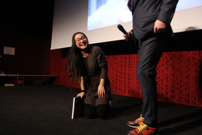 Kjersti sank sammen på gulvet foran Finn Våga etter å ha mottatt pris i Litteraturhuset fredag. Foto: Martin Huseby Jensen. Kjersti sank sammen på gulvet foran Finn Våga etter å ha mottatt pris i Litteraturhuset fredag. Foto: Martin Huseby Jensen.
