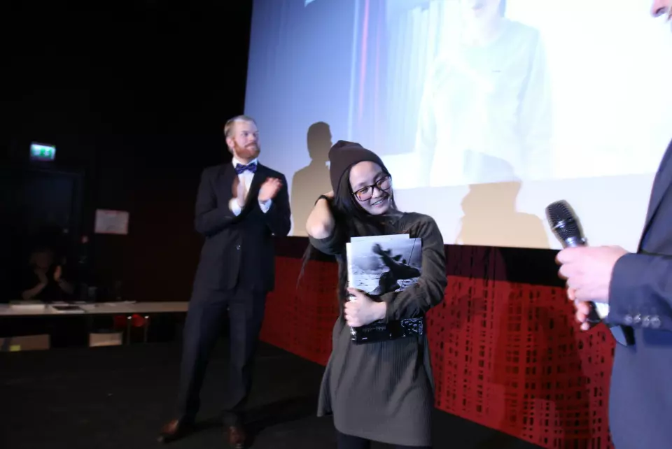 Sveinung Uddu Ystad i finstasen applauderer «Årets nykommer, foto». Foto: Martin Huseby Jensen.