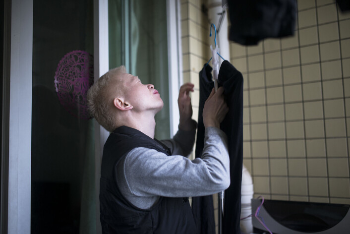 Årets nykommer, foto: Kjersti Binh Hegna, frilans. Tett på. Yang Po har fullt fokus når han tar ned en skjorte som har hengt til tørk hjemme på balkongen i Guangzhou, i Guangdong-provinsen. Årets nykommer, foto: Kjersti Binh Hegna, frilans. Tett på. Yang Po har fullt fokus når han tar ned en skjorte som har hengt til tørk hjemme på balkongen i Guangzhou, i Guangdong-provinsen.