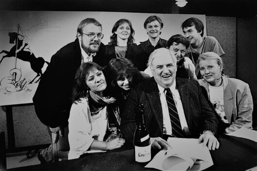 Newsday-redaktør Robert W. Greene var hovedattraksjonen i<br>Store Studio i NRK på Marienlyst i Oslo da den første SKUP-<br>konferansen fant sted i 1990. Bak fra v. Stein Heide (NRK),<br>Turid Øvrebø, Snorre Tønseth, Aslak Bonde. Foran fra v: Norhild<br>Midtbø, Nina Johnsrud, Robert W. Greene, Trine Østlyngen og<br>Marie Simonsen. Bildet er tatt i Store Studio i NRK i 1990.<br>Foto: Kathrine Geard Newsday-redaktør Robert W. Greene var hovedattraksjonen i<br>Store Studio i NRK på Marienlyst i Oslo da den første SKUP-<br>konferansen fant sted i 1990. Bak fra v. Stein Heide (NRK),<br>Turid Øvrebø, Snorre Tønseth, Aslak Bonde. Foran fra v: Norhild<br>Midtbø, Nina Johnsrud, Robert W. Greene, Trine Østlyngen og<br>Marie Simonsen. Bildet er tatt i Store Studio i NRK i 1990.<br>Foto: Kathrine Geard
