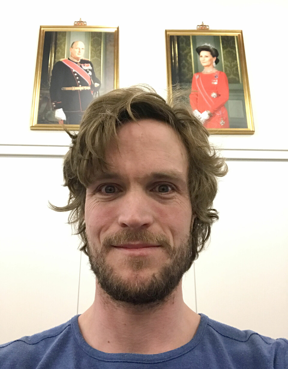 Selfie med kongebilde. Foto: Christian Nørstebø