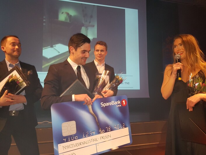 (F.v.) Peter Breivik, Chris Ronald Hermansen, Øyvind Hermstad og Sophie Bergersen tok i mot prisen for beste nyhetssak under Hellkonferansen. Foto: Bjørn Åge Mossin (F.v.) Peter Breivik, Chris Ronald Hermansen, Øyvind Hermstad og Sophie Bergersen tok i mot prisen for beste nyhetssak under Hellkonferansen. Foto: Bjørn Åge Mossin