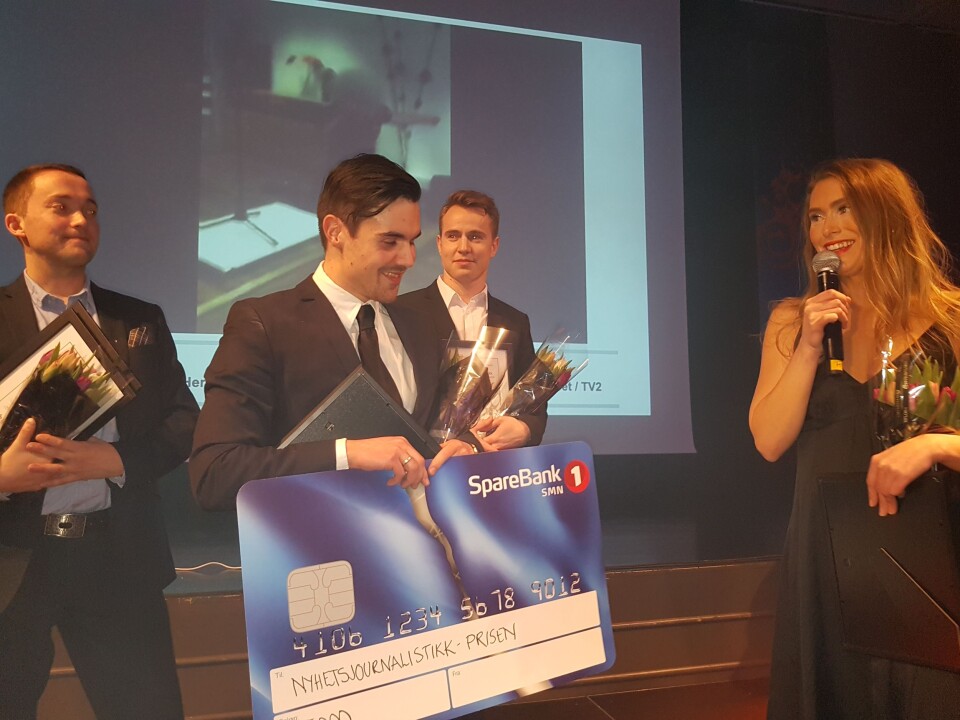 (F.v.) Peter Breivik, Chris Ronald Hermansen, Øyvind Hermstad og Sophie Bergersen tok i mot prisen for beste nyhetssak under Hellkonferansen. Foto: Bjørn Åge Mossin (F.v.) Peter Breivik, Chris Ronald Hermansen, Øyvind Hermstad og Sophie Bergersen tok i mot prisen for beste nyhetssak under Hellkonferansen. Foto: Bjørn Åge Mossin