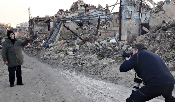 Aleksander Nordahl fotograferer en av de mange DN møtte i Aleppo. Foto: Privat. Aleksander Nordahl fotograferer en av de mange DN møtte i Aleppo. Foto: Privat.