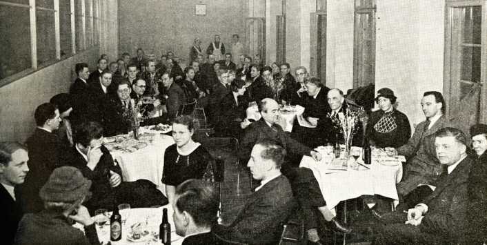 Oslo Journalistklubb var på besøk i Arbeiderbladet tidlig i 1935. I referatet i Journalistens februarutgave heter det at «Klubben beså 17de januar Arbeiderbladets imponerende nyanlegg i Folketeatrets hus. Arbeiderbladets redaktør Martin Tranmæl fremhevet betydningen av det kollegiale samvær som kilde til impulser av faglig interesse og til fremme av personlig forståelse mellom medarbeiderne i de forskjellige avisene». Oslo Journalistklubb var på besøk i Arbeiderbladet tidlig i 1935. I referatet i Journalistens februarutgave heter det at «Klubben beså 17de januar Arbeiderbladets imponerende nyanlegg i Folketeatrets hus. Arbeiderbladets redaktør Martin Tranmæl fremhevet betydningen av det kollegiale samvær som kilde til impulser av faglig interesse og til fremme av personlig forståelse mellom medarbeiderne i de forskjellige avisene».