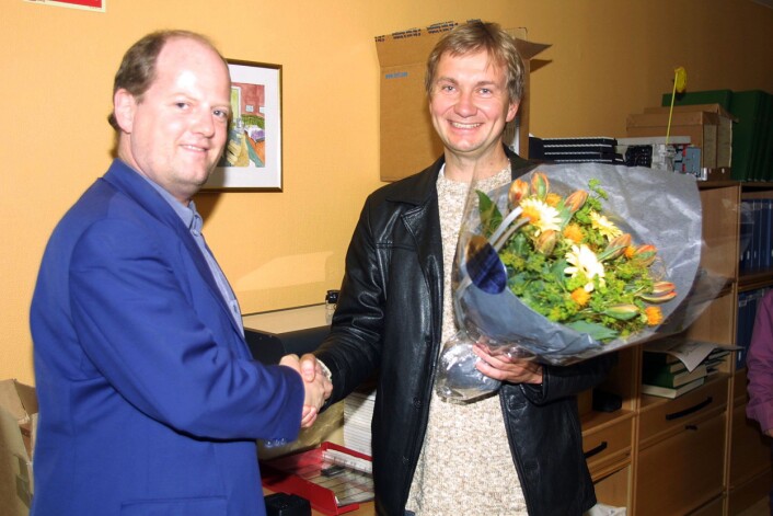 Bjørn Åge Mossin ønsker Trygve Aas Olsen velkommen som ny redaktør i 2002. Foto: Birgit Dannenberg Bjørn Åge Mossin ønsker Trygve Aas Olsen velkommen som ny redaktør i 2002. Foto: Birgit Dannenberg
