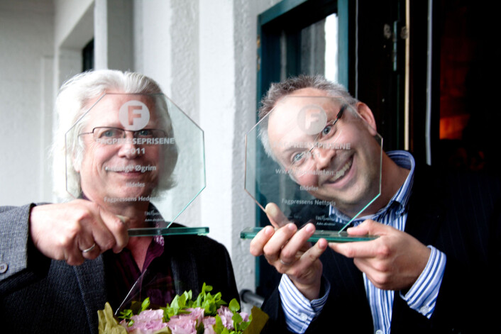Espen Moe med nettprisen Journalisten fikk av Fagpressen og redaktør Helge Øgrim med sin hederspris. Foto: Kathrine Geard Espen Moe med nettprisen Journalisten fikk av Fagpressen og redaktør Helge Øgrim med sin hederspris. Foto: Kathrine Geard