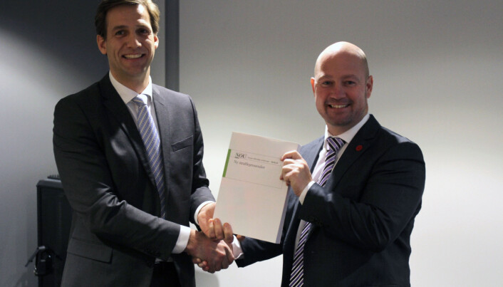 Utvalgsleder Runar Torgersen overleverer utredningen til justis- og beredskapsminister Anders Anundsen. Foto: Glenn Slydal Johansen Utvalgsleder Runar Torgersen overleverer utredningen til justis- og beredskapsminister Anders Anundsen. Foto: Glenn Slydal Johansen