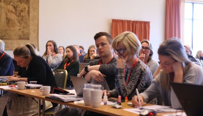 Hallvard Norum fra Dagsnytt-klubben vakte munterhet i salen da han omtalte bruk og kast av vikarer som “irrasjonell reprodusering av opplæringskostnader”. Foto: Jane Rasmussen/NRKJ Hallvard Norum fra Dagsnytt-klubben vakte munterhet i salen da han omtalte bruk og kast av vikarer som “irrasjonell reprodusering av opplæringskostnader”. Foto: Jane Rasmussen/NRKJ