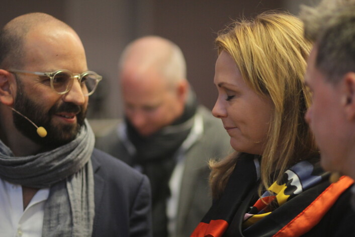 Walker sammen med kulturminister Helleland og Espen Egil Hansen ytterst til høyre. I bakgrunn Facebooks<br>norske sjef Rune Paulseth. Foto: Martin Huseby Jensen Walker sammen med kulturminister Helleland og Espen Egil Hansen ytterst til høyre. I bakgrunn Facebooks<br>norske sjef Rune Paulseth. Foto: Martin Huseby Jensen