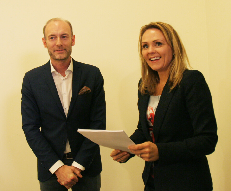 Tirsdag overleverte Knut Olav Åmås en delrapport fra Mediemangfoldsutvalget til kulturminister Linda Hofstad Helleland. Foto: Martin Huseby Jensen