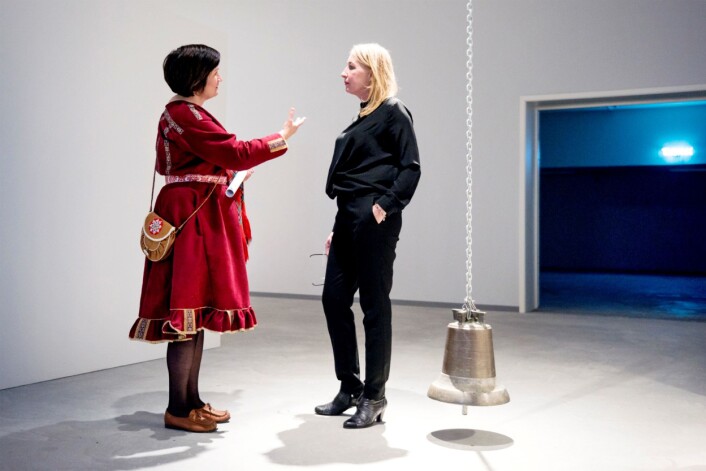 Samepresident Aili Keskitalo og kunstner Siri Hermansen under åpningen av «True North» på Sámi Dáiddaguovddáš. Foto: Frøydis Falch Urbye Samepresident Aili Keskitalo og kunstner Siri Hermansen under åpningen av «True North» på Sámi Dáiddaguovddáš. Foto: Frøydis Falch Urbye