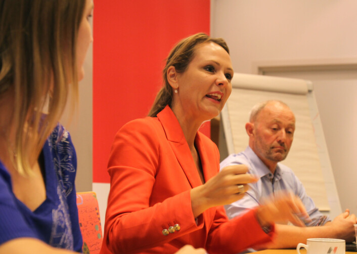 Kulturminister Linda Hofstad Helleland på møte i NJs landsstyre. Til høyre NJ-leder Thomas Spence.<br>Foto: Martin Huseby Jensen Kulturminister Linda Hofstad Helleland på møte i NJs landsstyre. Til høyre NJ-leder Thomas Spence.<br>Foto: Martin Huseby Jensen