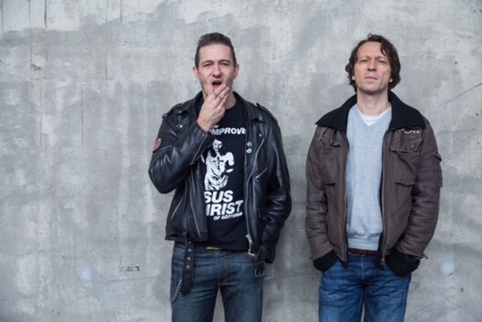 Kristopher Schau (t.v.) og Kyrre Holm Johannessen er programledere<br>under Nordiske Seriedager. Foto: Nordiske Seriedager Kristopher Schau (t.v.) og Kyrre Holm Johannessen er programledere<br>under Nordiske Seriedager. Foto: Nordiske Seriedager