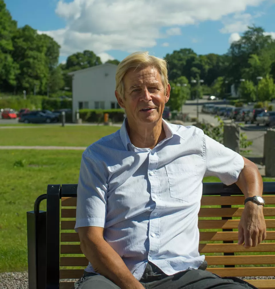 Magnus beklager at mange dyktige folknå forlater TV 2 og vil ikke at NRK skaldominere. Men er selvsagt imot å draned NRKs inntekter. Foto: Helge Øgrim