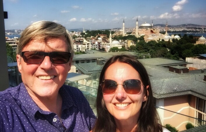 Jan Ove Ekeberg er gift med NRK-journalist Marianne Løkkevik Ekeberg. Her er de to i Istanbul nylig, før det smalt på flyplassen. Foto: Privat Jan Ove Ekeberg er gift med NRK-journalist Marianne Løkkevik Ekeberg. Her er de to i Istanbul nylig, før det smalt på flyplassen. Foto: Privat