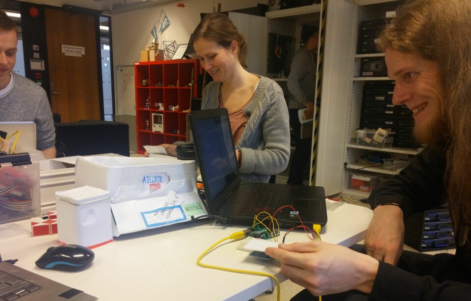 Sissel Kvalvik studerer informatikk og er her opptatt med gruppearbeid sammen med medstudenter. Foto: Privat