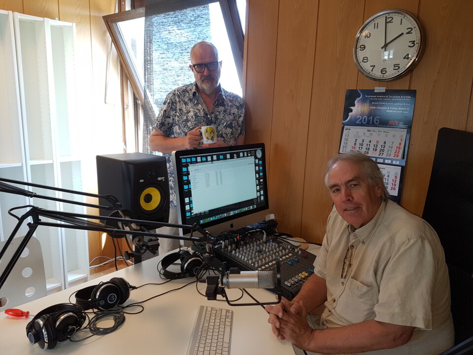 Produsent Lars Ulseth og redaktør Tor Andersen har presset et radiostudio og kontor inn i et beskjedent lokale i det tidligere flytårnet. Foto: Bjørn Åge Mossin Produsent Lars Ulseth og redaktør Tor Andersen har presset et radiostudio og kontor inn i et beskjedent lokale i det tidligere flytårnet. Foto: Bjørn Åge Mossin