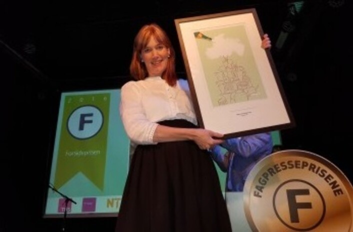 Designer Torunn Hvale mottok forsideprisen på vegne<br>av Agenda 3:16. Foto: Bjørn Åge Mossin Designer Torunn Hvale mottok forsideprisen på vegne<br>av Agenda 3:16. Foto: Bjørn Åge Mossin