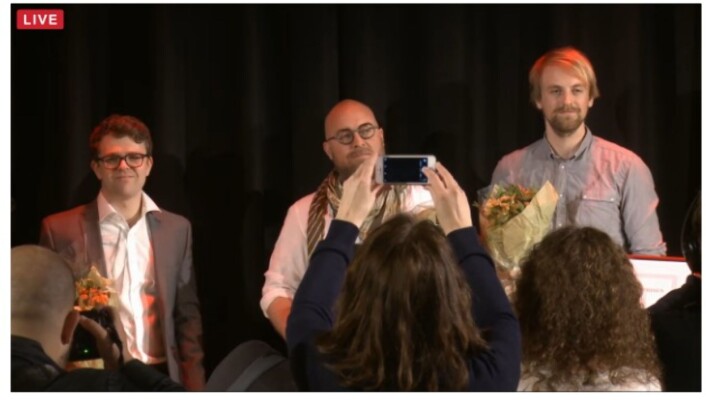 Fra venstre Vegard Venli fra Kommunal Rapport, fotograf Tomm W. Christiansen og journalist Anders Fjellberg i Dagbladet kunne feire som vinnere av Den store journalistprisen. Foto: Skjermdump fra streamen Fra venstre Vegard Venli fra Kommunal Rapport, fotograf Tomm W. Christiansen og journalist Anders Fjellberg i Dagbladet kunne feire som vinnere av Den store journalistprisen. Foto: Skjermdump fra streamen