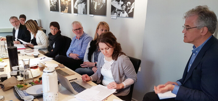PFU-leder Alf Bjarne Johnsen var invitert til styremøtet i NP for å redegjøre for utvalgets sitat-innstramning. I forkant hadde Johnsen og redaktørenes styreleder Harald Stanghelle, som stikker hodet fram nederst ved bordet, levert friske synspunkter i brev til NP.<br>Foto: Bjørn Åge Mossin PFU-leder Alf Bjarne Johnsen var invitert til styremøtet i NP for å redegjøre for utvalgets sitat-innstramning. I forkant hadde Johnsen og redaktørenes styreleder Harald Stanghelle, som stikker hodet fram nederst ved bordet, levert friske synspunkter i brev til NP.<br>Foto: Bjørn Åge Mossin