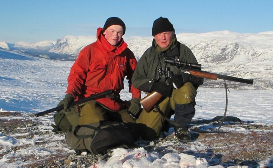 Far og sønn Solvang på jakt. Foto: Privat