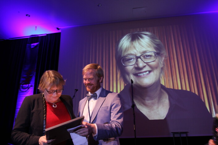 Kari Sørbø fikk hederspris under journalistprisene på Hell. Her med juryleder Sveinung Uddu Ystad.
