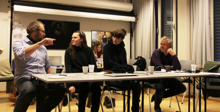 Mens lyset for en kort stund er på. Juryen fra venstre Eivind Natvig (frilans), Miriam Dalsgaard (Politiken), Linda Næsfeldt (Dagens Næringsliv) og Håvard Bjelland (Bergens Tidende). Mens lyset for en kort stund er på. Juryen fra venstre Eivind Natvig (frilans), Miriam Dalsgaard (Politiken), Linda Næsfeldt (Dagens Næringsliv) og Håvard Bjelland (Bergens Tidende).