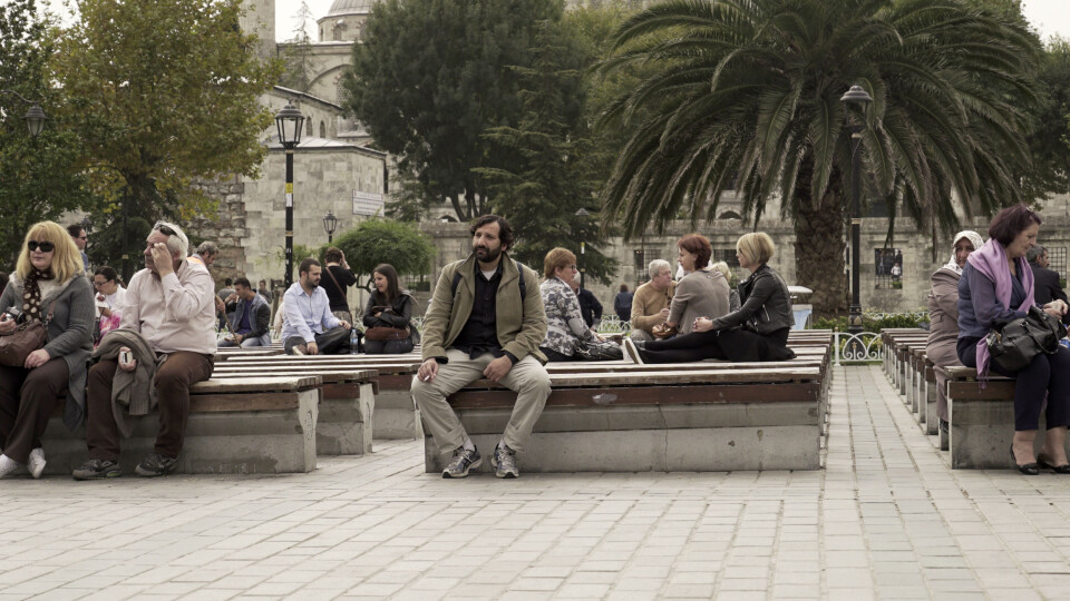 Kadafi Zaman fra Drammen som “Ali Khan” fra Pakistan ved Den blå moske i Istanbul. Foto: Novemberfilm. Kadafi Zaman fra Drammen som “Ali Khan” fra Pakistan ved Den blå moske i Istanbul. Foto: Novemberfilm.