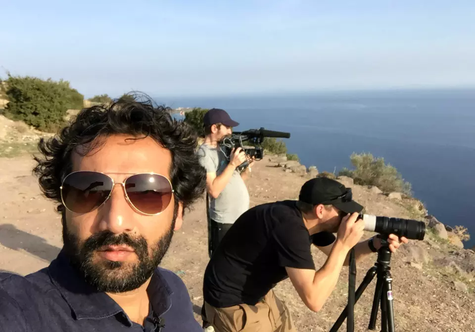 Kadafi Zaman og teamet fra Novemberfilm i Assos i Tyrkia. Bak ham regissør Peder Borch Giæver og filmfotograf Knut Westad. Foto: Novemberfilm.