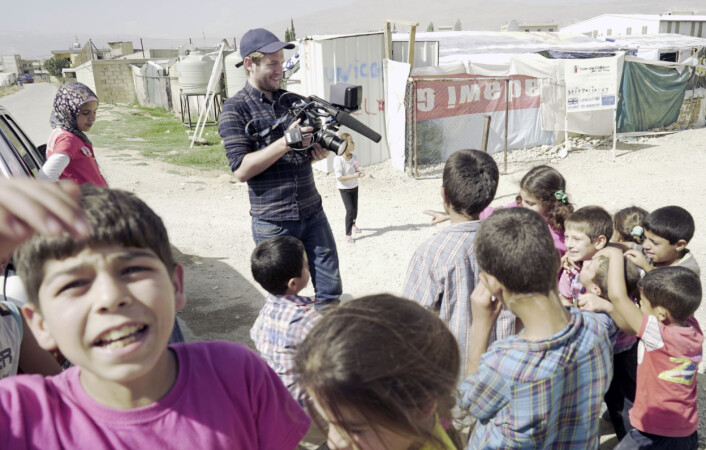 Regissør Peder Borch Giæver blant syriske flyktningebarn i Libanon. Foto: Novemberfilm