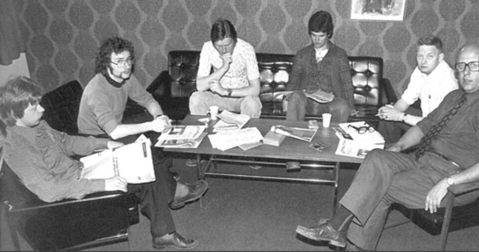 Fra en morgenkonferanse i Fremover på 80-tallet. Fra venstrejournalistene Trond Hjorthaug, Ludvig Solvang, redaksjonssekretærPer-Helge Berg, journalist Alf Bjarne Johansen, nyhetsredaktørKnut Aletbakk og redaktør Aage Ulvik. Fra boka «Fremover i 100 år»av Knut Sletbakk (2003). Fra en morgenkonferanse i Fremover på 80-tallet. Fra venstrejournalistene Trond Hjorthaug, Ludvig Solvang, redaksjonssekretærPer-Helge Berg, journalist Alf Bjarne Johansen, nyhetsredaktørKnut Aletbakk og redaktør Aage Ulvik. Fra boka «Fremover i 100 år»av Knut Sletbakk (2003).