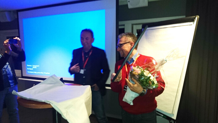Fredag delte Jan Gunnar Furuly (til venstre) ut Finnmark Journalistlaglags journalistpris til Eilif Aslaksen (til høyre). Foto: Glenn Slydal Johansen Fredag delte Jan Gunnar Furuly (til venstre) ut Finnmark Journalistlaglags journalistpris til Eilif Aslaksen (til høyre). Foto: Glenn Slydal Johansen