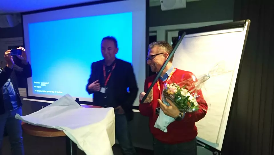 Fredag delte Jan Gunnar Furuly (til venstre) ut Finnmark Journalistlaglags journalistpris til Eilif Aslaksen (til høyre). Foto: Glenn Slydal Johansen