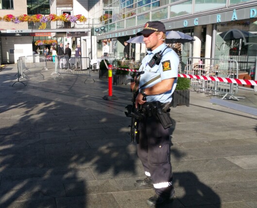 Politi med maskinpistoler foran kultur- og rådhuset og andre steder i<br>Arendal sentrum fredag. Foto: Bjørn Åge Mossin Politi med maskinpistoler foran kultur- og rådhuset og andre steder i<br>Arendal sentrum fredag. Foto: Bjørn Åge Mossin