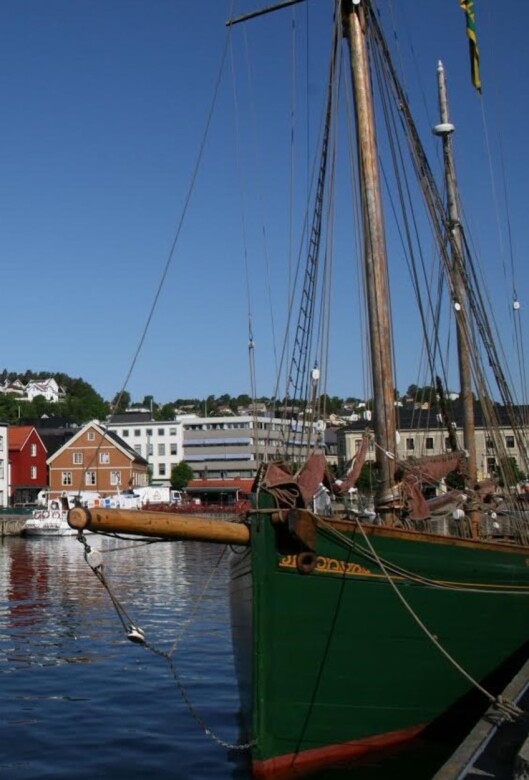 Presseorganisasjonene har leid inn en egen<br>mediebåt strategisk plassert i Pollen i<br>Arendal. Foto: Arendal Turistkontor Presseorganisasjonene har leid inn en egen<br>mediebåt strategisk plassert i Pollen i<br>Arendal. Foto: Arendal Turistkontor