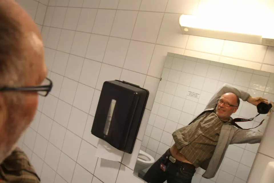 Et selfie må til i disse tider, og dermed ble toalettet tatt i bruk…