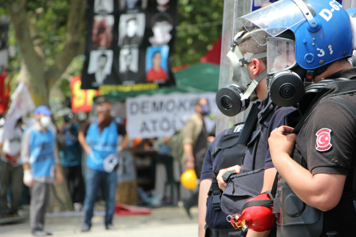 Opprørspoliti og demonstranter i Gezi-parken i Istanbul. Parken ligger ved siden av Taksim-plassen, der mange demonstrajoner har startet. Foto: Mariann Strand Opprørspoliti og demonstranter i Gezi-parken i Istanbul. Parken ligger ved siden av Taksim-plassen, der mange demonstrajoner har startet. Foto: Mariann Strand