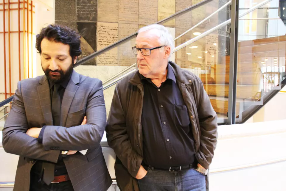 Kadafi Zaman og hans gamle redaktør Arve Arefjord fra VG under en pause i Oslo tingrett. Foto: Martin Huseby Jensen