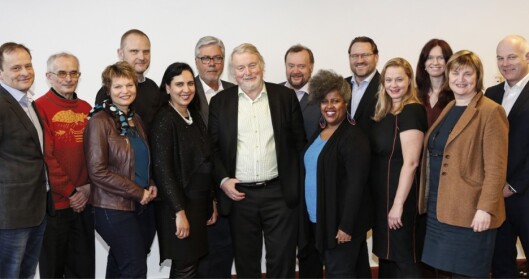 Kringkastingsrådet 2014 - 2017: Fra venstre: Erlend Grimstad (Sp-politiker), Steinar Pedersen (Ap-politiker), May-Helen Molvær Grimstad (KrF-politiker), Frank Rossavik, Afshan Rafiq (Høyre-politiker), Sigvald Oppebøen Hansen (Ap-politiker), Per Edgar Kokkvold (leder), Marvin Wiseth (Høyre-politiker), Hannah Wozene Kvam (varamedlem), Finn Egil Holm (Frp-politiker), Line Gaare Paulsen (varamedlem), Kjersti Thorbjørnsrud (nestleder), Elin Ørjasæter og Thor Gjermund Eriksen (kringkastingssjef). Medlemmene Mette Gundersen (Ap-politiker), Hallvard Moe og Beate Bø Nilsen (Høyre-politiker) var ikke til stede da bildet ble tatt. Foto: Anne Liv Ekroll, NRK Kringkastingsrådet 2014 - 2017: Fra venstre: Erlend Grimstad (Sp-politiker), Steinar Pedersen (Ap-politiker), May-Helen Molvær Grimstad (KrF-politiker), Frank Rossavik, Afshan Rafiq (Høyre-politiker), Sigvald Oppebøen Hansen (Ap-politiker), Per Edgar Kokkvold (leder), Marvin Wiseth (Høyre-politiker), Hannah Wozene Kvam (varamedlem), Finn Egil Holm (Frp-politiker), Line Gaare Paulsen (varamedlem), Kjersti Thorbjørnsrud (nestleder), Elin Ørjasæter og Thor Gjermund Eriksen (kringkastingssjef). Medlemmene Mette Gundersen (Ap-politiker), Hallvard Moe og Beate Bø Nilsen (Høyre-politiker) var ikke til stede da bildet ble tatt. Foto: Anne Liv Ekroll, NRK