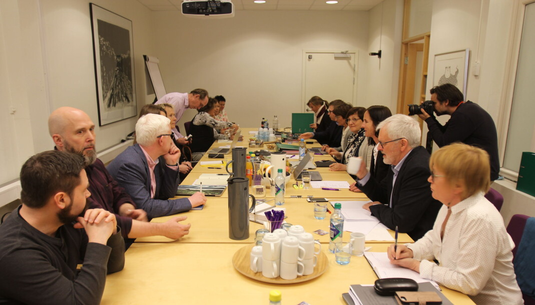 Forhandlingsdelegasjonene med NJ til venstre og MBL til høyre rett før kravoverlevering like over klokken 14 tirsdag. Foto: Glenn Slydal Johansen Forhandlingsdelegasjonene med NJ til venstre og MBL til høyre rett før kravoverlevering like over klokken 14 tirsdag. Foto: Glenn Slydal Johansen