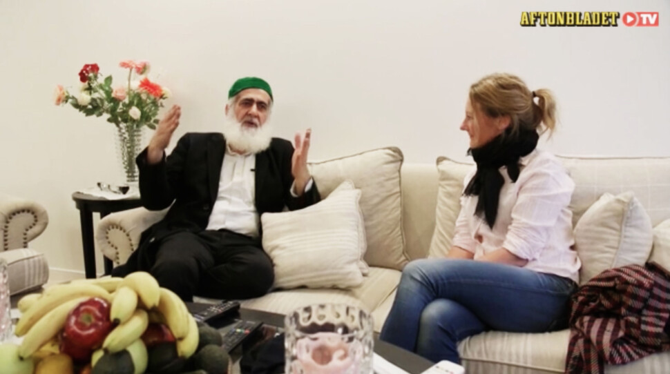 Krimjournalisten Johanna Bäckstrøm Lerneby intervjuer «mafiaboss» Hashem Ali Khan. Foto: Skjermdump Aftobladet TV Krimjournalisten Johanna Bäckstrøm Lerneby intervjuer «mafiaboss» Hashem Ali Khan. Foto: Skjermdump Aftobladet TV