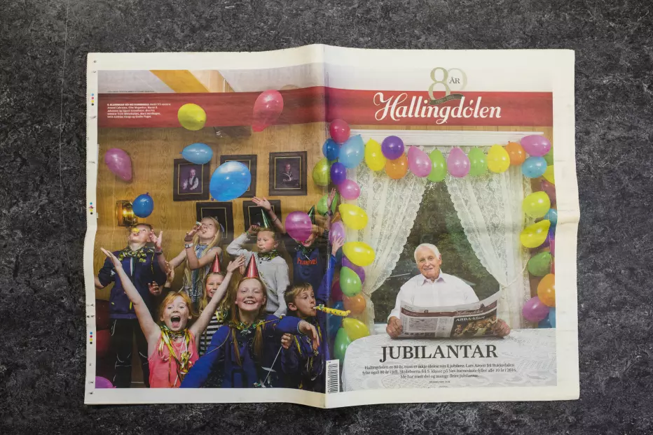 80-årsutgaven av Hallingdølen var «pakket inn» i et bilde av andre bursdagsbarn – etter en idé fotojournalist Sindre fikk.